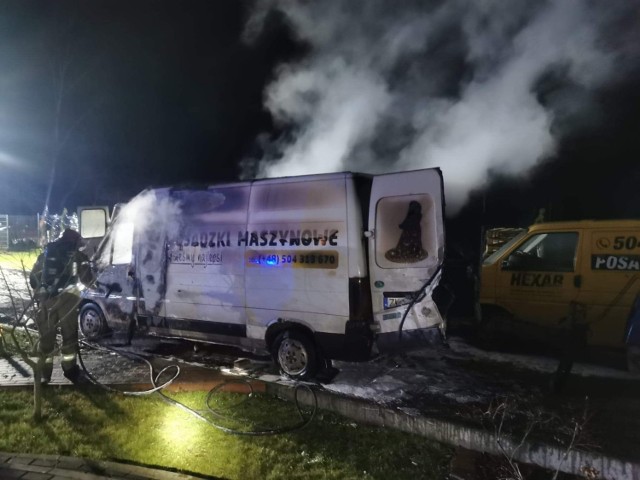 Spłonęły dwa samochody dostawcze stojące na ul. Ogrodwej w Goleniowie