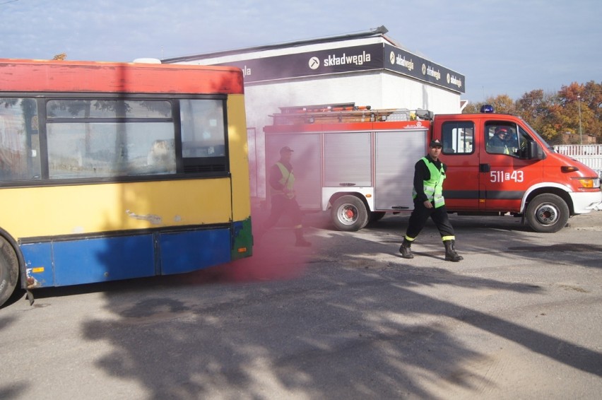Wypadek autobusu - ćwiczenia strażaków na terenie MPK...