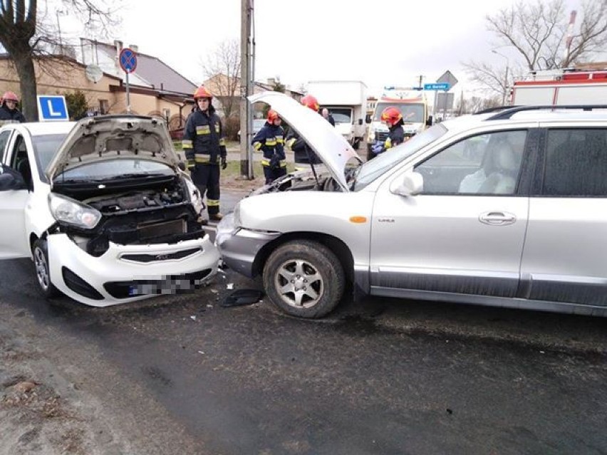Wypadek na skrzyżowaniu Barska - Żytnia we Włocławku. Zderzenie trzech samochodów, w tym nauki jazdy [zdjęcia] 