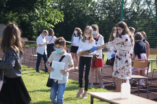 Zakończenie roku szkolnego 2020 w PSP 7 w Radomsku. Rozdanie świadectw w dobie koronawirusa