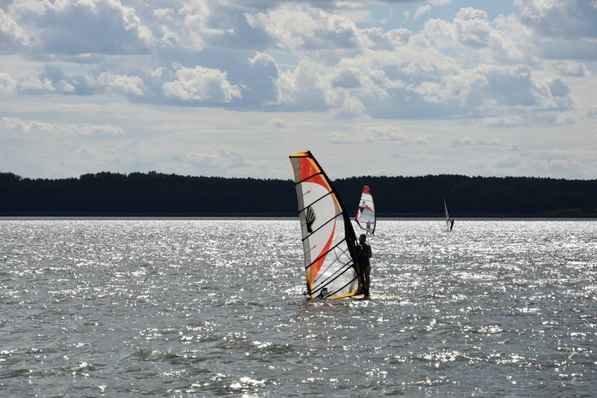 Zbąszyń: Windsurfing - sport wodny uprawiany na jeziorze Błędno - 23 sierpnia 2020 [ZDJĘCIA]
