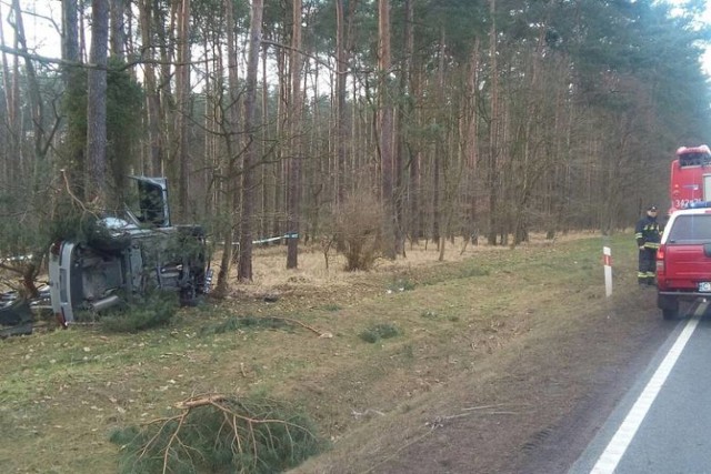 We wtorek około godz. 12.40 na drodze krajowej nr 10 w okolicach Dybowa (gm. Wielka Nieszawka) doszło do tragicznego w skutkach wypadku drogowego.

POLECAMY:

Zakrzewo. Śmiertelny wypadek na DW252. Trzy osoby nie żyją, a dwie trafiły do szpitala [ZDJĘCIA]

Najładniejsze dziewczyny z tegorocznych studniówek [GALERIA FINAŁOWA - TOP 70]

Drogowcy wykopali w Toruniu... pięknie zachowany XIX-wieczny most [Zdjęcia]

Toruń w latach 90-tych [ZDJĘCIA]

Śmiertelny wypadek w Cierpicach na DK 10 [ZDJĘCIA]