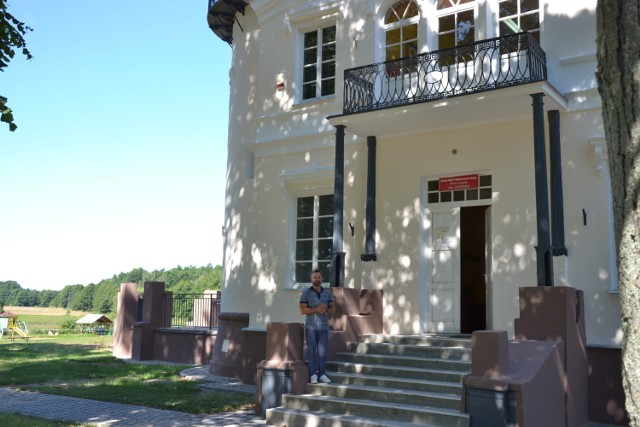 Jarosław Jeżewski, dyrektor SP w Czarnem przy jednym z wejść do budynku.