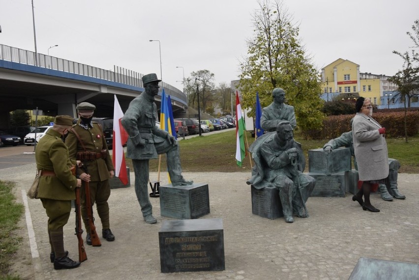 Pomnik stanął koło dworca kolejowego w Skierniewicach