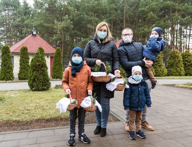 Święcenie pokarmów w kościele św. Maksymiliana Marii Kolbego na Pakusce w Olkuszu.