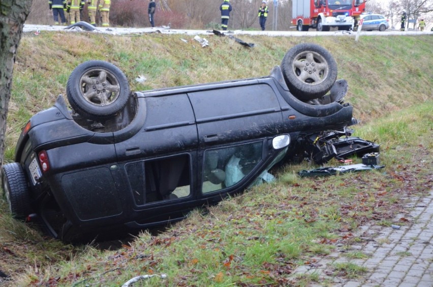 Wypadek na starej DK7 na wysokości Solnicy. Samochód osobowy i ciężarówka w rowie