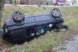 Wypadek na starej DK7 na wysokości Solnicy. Samochód osobowy i ciężarówka w rowie