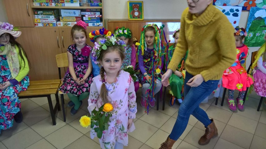 Grodzisk Wielkopolski: Pierwszy Dzień Wiosny w Szkole Podstawowej Nr 4. W barwnym korowodzie pożegnano zimę [GALERIA]