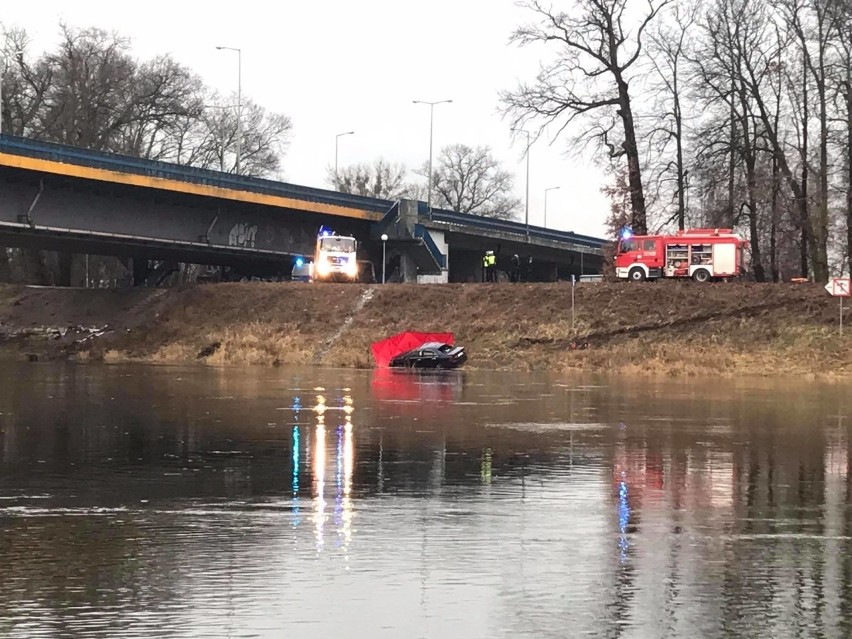 Auto leżące w rzece zobaczyła przygodna biegaczka.