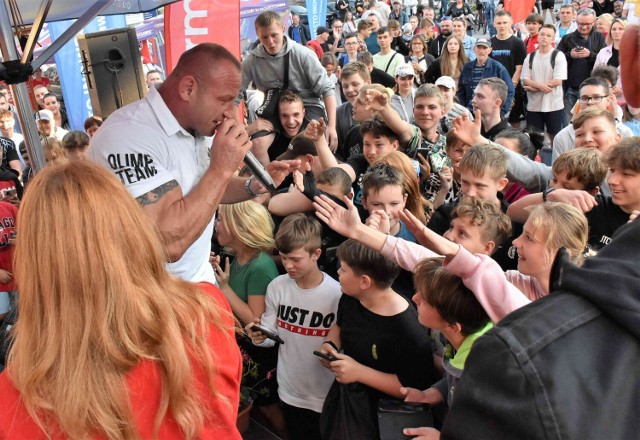 W ramach Dni Inowrocławia, pod Teatrem Miejskim odbyło się spotkanie z Mariuszem Pudzianowskim. Uczestniczyło w nim wielu fanów strongmana, a obecnie zawodnika MMA