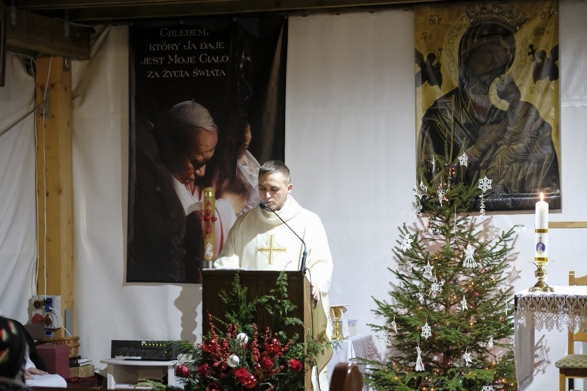 Pasterka to pierwsza, tradycyjna msza św. Bożego Narodzenia,...