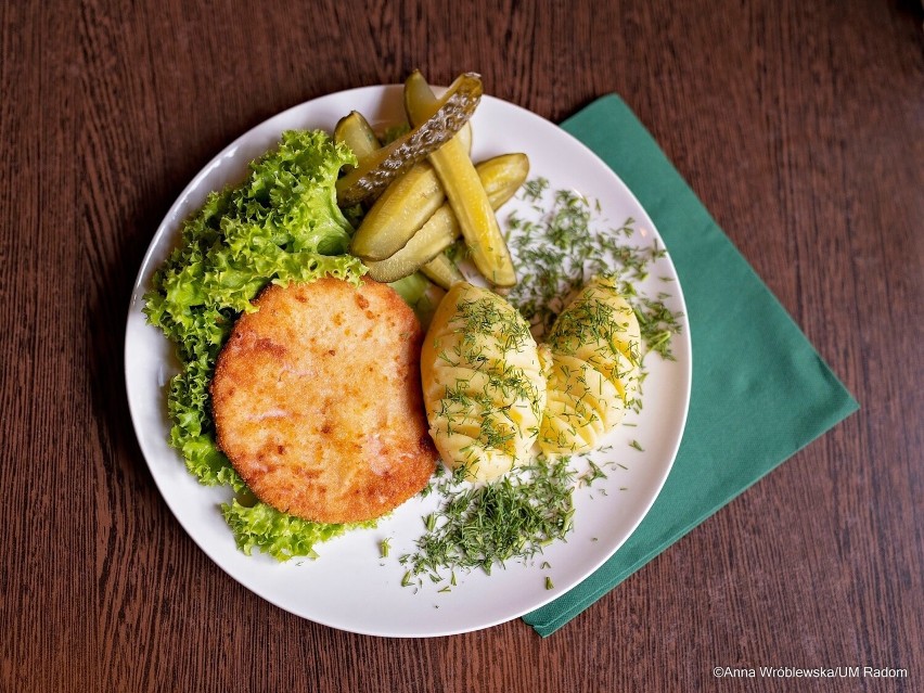 Restauracja Lisia Nora oferuje smaki nawiązujące do czasów PRL z okazji obchodów rocznicy Radomskiego Czerwca '76