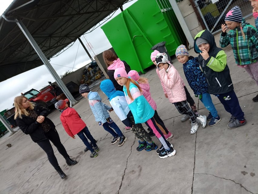 Przedszkolaki odwiedziły Punkt Segragacji Odpadów w Błotnicy