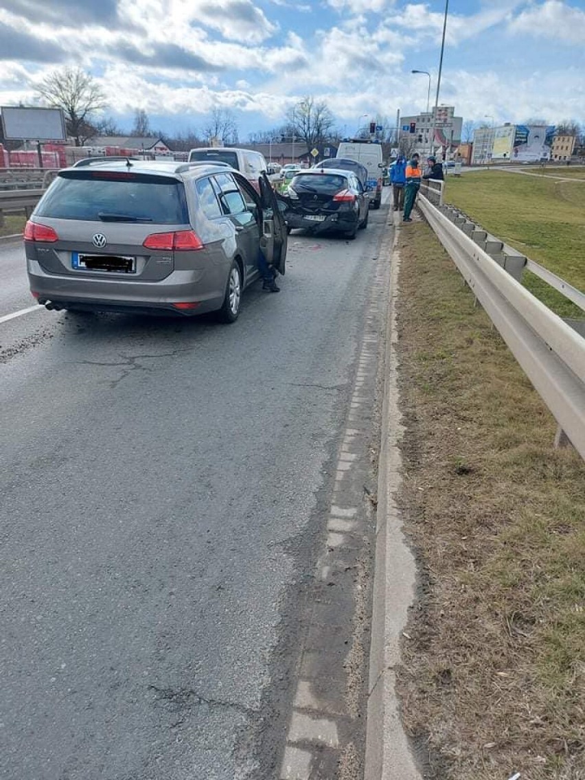 Przy ul. Sobieskiego w Jeleniej Górze doszło do kolizji trzech aut. Są poszkodowani