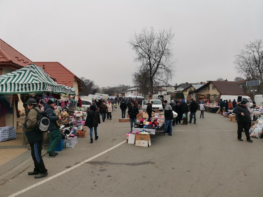 Tłumy klientów odwiedziły giełdę samochodową w Sokołowie...