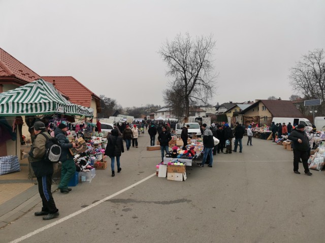 Tłumy klientów odwiedziły giełdę samochodową w Sokołowie Młp. .