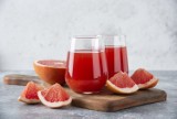 Sok grejpfrutowy a leki. Jedzenie lub picie soku z tego owocu może być śmiertelnie niebezpieczne. Zobacz, z czym nie należy go łączyć