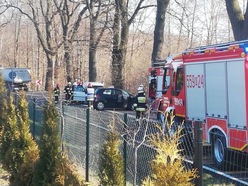 Wypadek na drodze wojewódzkiej 781 w Gierałtowicach. W zderzeniu trzech pojazdów jedna osoba została ranna [ZDJĘCIA]