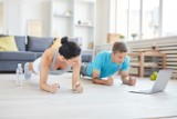 Zostań w domu i trenuj deskę. Plank to ćwiczenie idealne w domowych warunkach. Wariantów jest wiele [GALERIA]