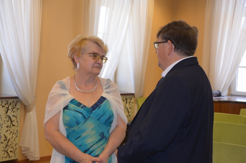 Złote Gody w Oleśnicy. Oleśniczanie odebrali medal za wieloletnie pożycie małżeńskie (ZDJĘCIA)