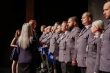 Obchody Powiatowego Święta Policji 2022 w Filharmonii Kaszubskiej w Wejherowie. Awanse otrzymało 130 policjantów | ZDJĘCIA, WIDEO