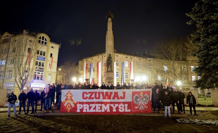 Kibice Czuwaju Przemyśl oddali cześć bohaterom w 102. rocznicę odzyskania przez Polskę niepodległości [ZDJĘCIA]