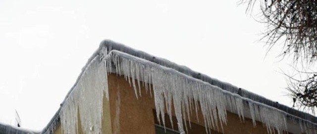 Pamiętajcie, aby usuwać śnieg i sople z dachów