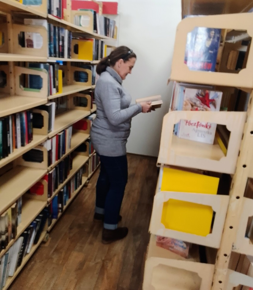 Podopieczni domu samopomocy w Zduńskiej Woli z wizytą w bibliotece