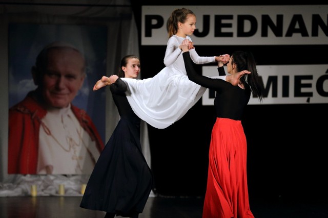 "Nie lękajcie się" - widowisko z okazji 40. rocznicy pontyfikatu Jana Pawła II w MOK w Piotrkowie