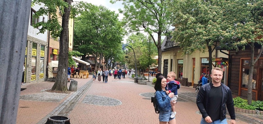 Zakopane. Turyści dopisali. Na Krupówkach prawdziwe tłumy [ZDJĘCIA]