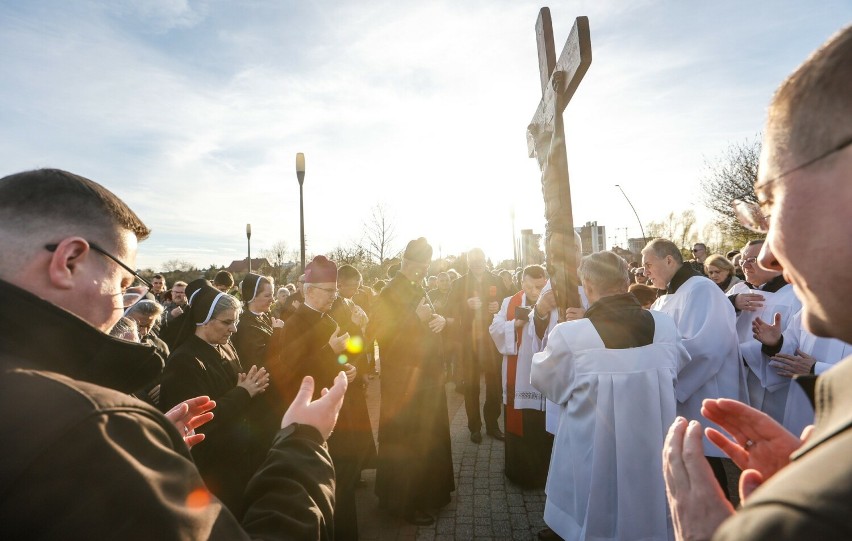 Droga Krzyżowa w Rzeszowie: Wierni w Parku Papieskim pod przewodnictwem biskupa Jana Wątroby [ZDJĘCIA]
