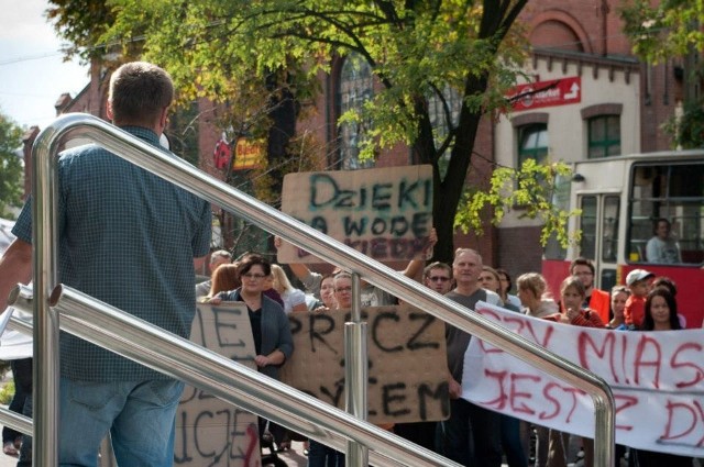 Kiedy najemcom mieszkań spółki "Lokator" wyłączono ciepłą wodę, przyszli protestować pod Urząd Miasta.