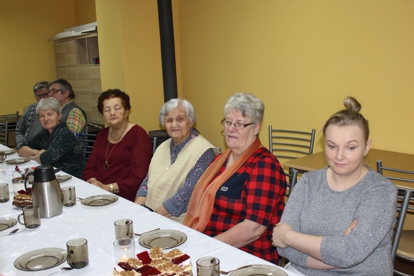 Popołudniowe spotkane seniorów w Stefanowicach, zorganizowane przez Stowarzyszenie "Działajmy Razem"