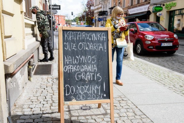 Na dowóz czy na wynos to - o dziwo - jedno z najczęściej zadawanych pytań w czasie epidemii koronawirusa. Restauracje nie mogą przyjmować klientów stacjonarnie, więc radzą sobie, jak mogą, oferując jedzenie na wynos albo dostarczając je bezpośrednio do domu. Z różnym skutkiem. W niektórych za dostawę zapłacimy nawet kilkadziesiąt złotych! 

Co zrobić, aby nie przepłacać? Przeczytajcie! 

SZCZEGÓŁY NA KOLEJNYCH STRONACH >>>

tekst: Sara Watrak

Uwaga: Te miejsca zniknęły ze starówki!

Ważne: Toruń i okolice. Tutaj wyłączą prąd. Sprawdź gdzie i kiedy!