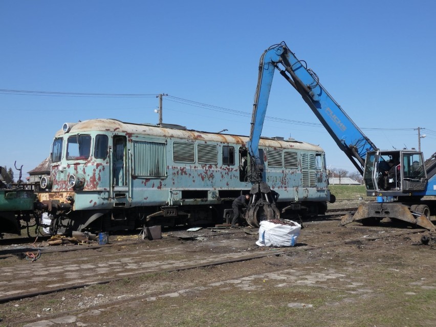 Ostatnie chwile lokomotywy spalinowej ST43-345 w Żurawicy. Wyprodukowano ją w 1973 roku w Rumunii [ZDJĘCIA]