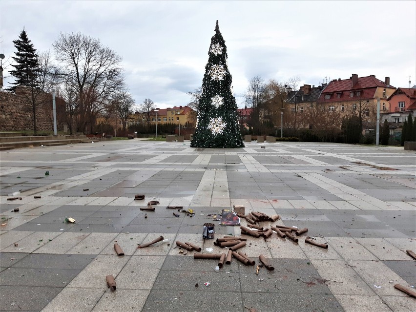 Po sylwestrowej nocy goleniowskie Planty wyglądają fatalnie