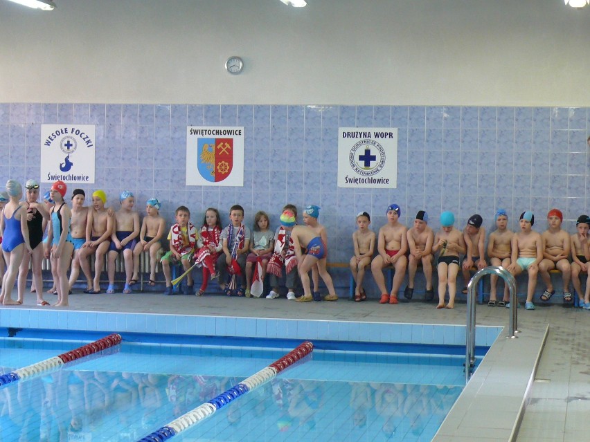 Świętochłowice: Sztafeta pływacka z okazji 50-lecia Szkoły Podstawowej nr 8