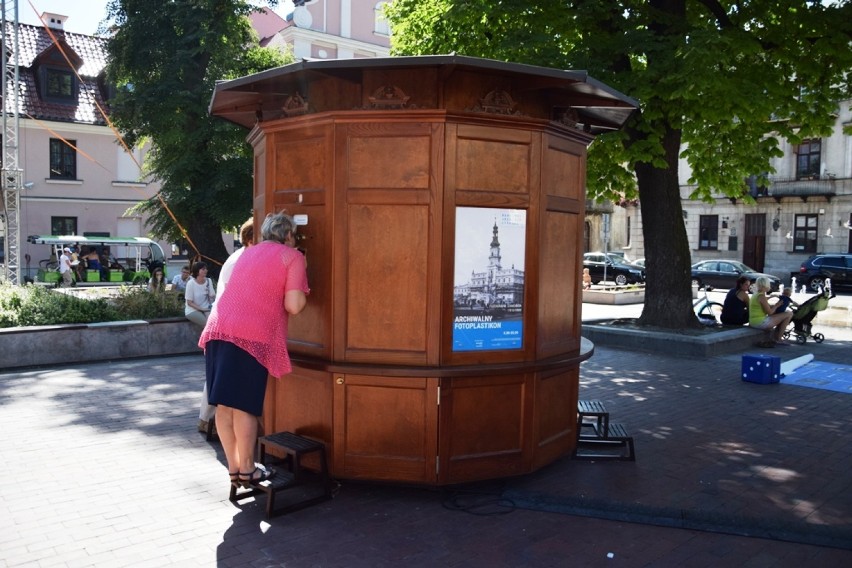 Archiwalny Fotoplastikon stanął przy fontannie na Rynku Wodnym (ZDJĘCIA)