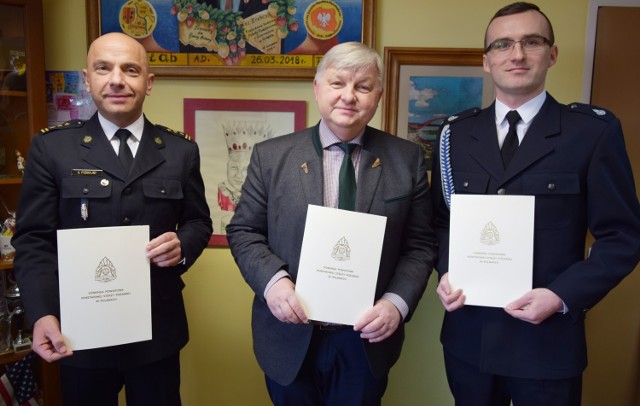 Wójt Gminy Puławy i komendant powiatowej jednostki Straży Pożarnej podpisali porozumienie w sprawie systemu ratowniczego.