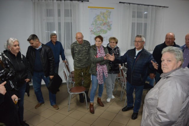 W środę, 25 października w Małoszycach zebrała się grupa mieszkańców na zorganizowanym przez sołtysa Dariusza Matwieja spotkaniu.