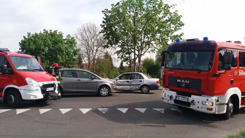Zderzenie dwóch osobówek na skrzyżowaniu Poniatowskiego z Niałecką w Wolsztynie
