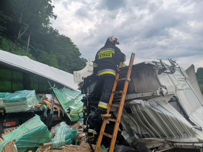 Wypadek w Lipowicy na DK 19. Zderzyły się ze sobą dwa samochody ciężarowe. Droga jest zablokowana