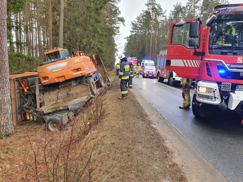 Wypadek koło Babilonu. Przewrócił się samochód ciężarowy przewożący koparkę. Zablokowana droga wojewódzka 212 Chojnice - Bytów