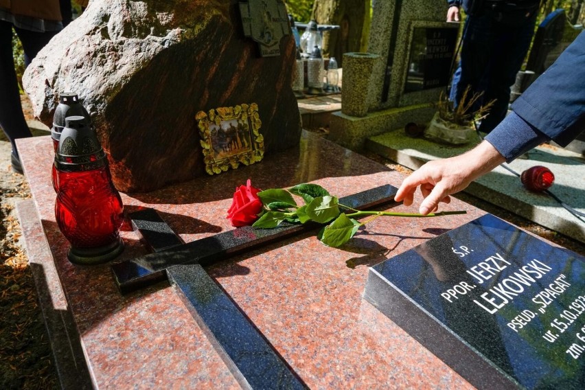 Gdańsk. Uroczyste przekazanie aktu objęcia opieką mogiły weterana walk o wolność i niepodległość Polski. 9.05.2022 r.