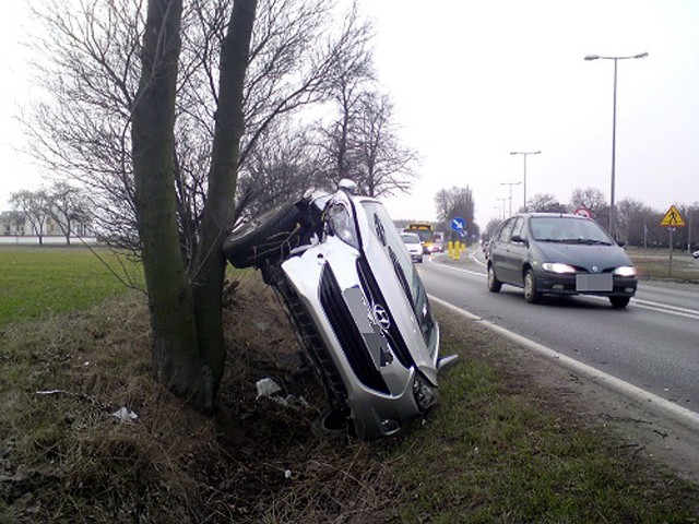 Kierowca osobowego hyundaia zjechał na pobocze i zatrzymał się na drzewie. Wszystko działo się na ulicy Poznańskiej, w okolicy cmentarza komunalnego.

Zobacz więcej: Zjechał na pobocze i zatrzymał się na drzewie