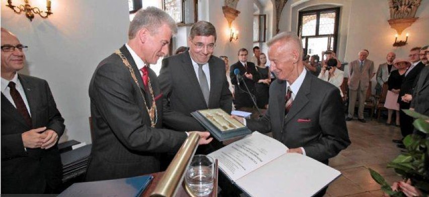 Profesor Lech Trzeciakowski odbiera tytuł Honorowego Obywatela Miasta Poznania, dnia 29 czerwca 2011 r.