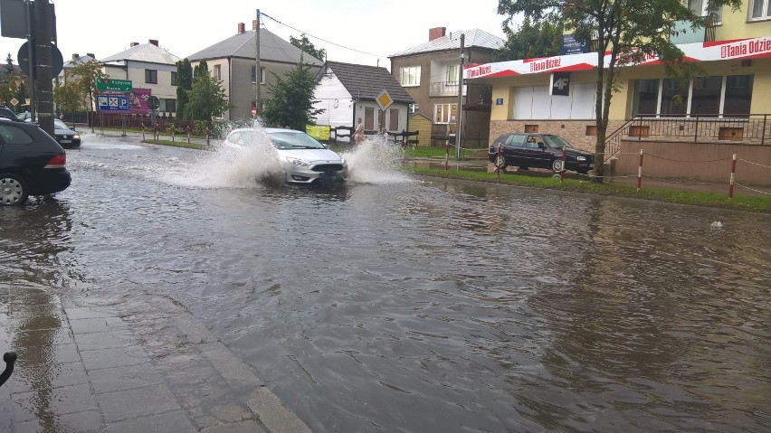 Kilkunastominutowa ulewa w samym centrum Bielska Podlaskiego [ZDJĘCIA, WIDEO]