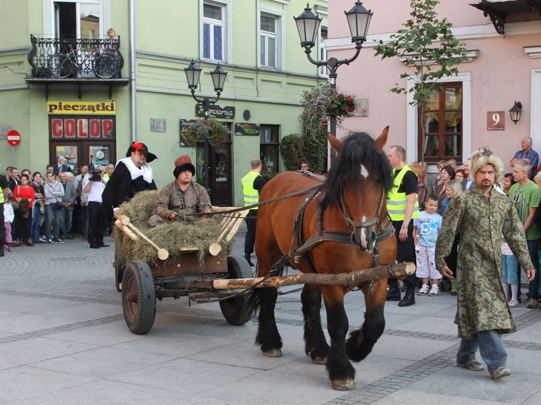 Gwiazdy polskiego kina i teatru wystąpiły w spektaklu na Rynku Trybunalskim 