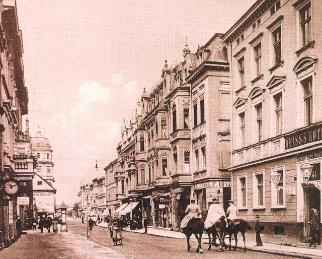 Częsty widok w czasach zaborowych… Oficerowie 140. pułku podczas konnej przejażdżki po Friedrichstrasse (ul. Królowej Jadwigi). Fot. sprzed 1912 r.