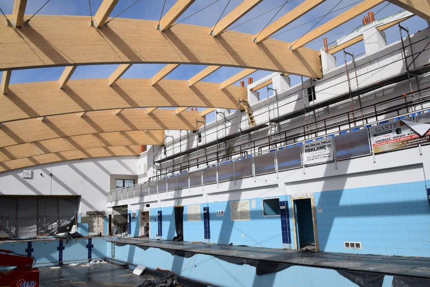 Prace budowlane w Ośrodku Sportu i Rekreacji idą pełną parą. Zobacz, jak od środka wygląda remont krytej pływalni w Sokółce 